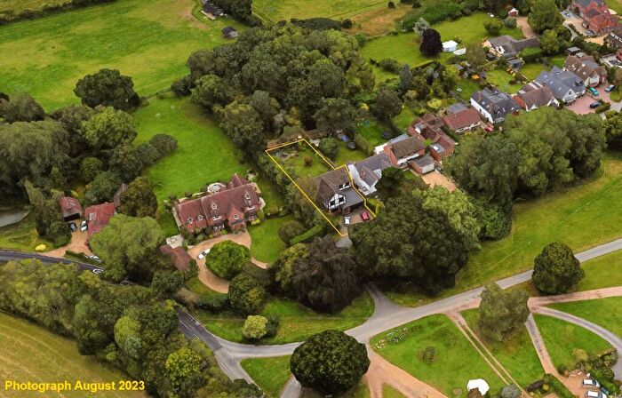 5 Bedroom Detached House For Sale In Bovingdon Green, Marlow, Buckinghamshire, SL7