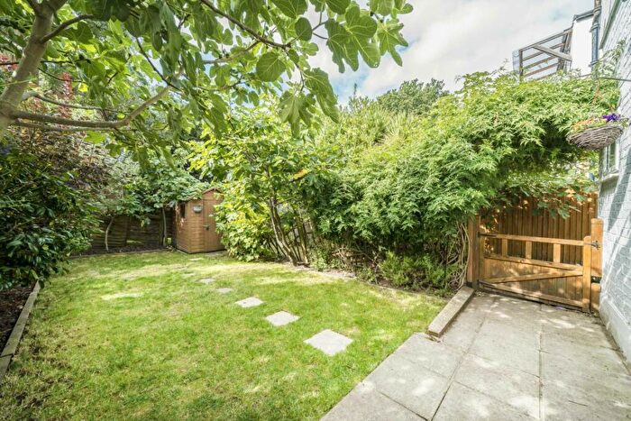 2 Bedroom Flat For Sale In Queens Avenue, Whetstone, N20