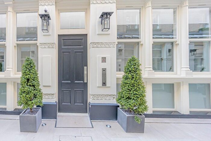 2 Bedroom Flat To Rent In Dyer's Buildings, London, EC1N