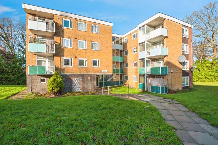 2 Bedroom Flat For Sale In Linford Crescent, Southampton, SO16