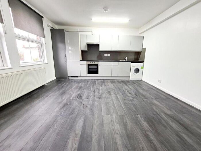 1 Bedroom Flat To Rent In Flat, Chatsworth Road, Clapton, E5