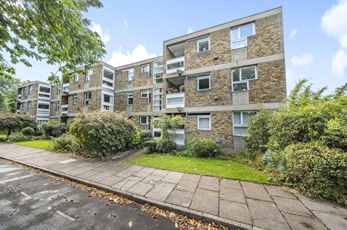 2 Bedroom Flat For Sale In Langham House Close, Richmond, TW10