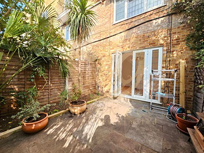 2 Bedroom Maisonette To Rent In Royal Oak Court, N1