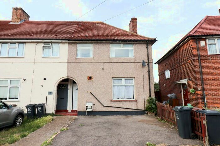3 Bedroom End Of Terrace House To Rent In Broad Street, Dagenham, London, RM10
