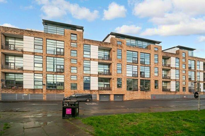 3 Bedroom Flat To Rent In Carnoustie Street, Glasgow, G5