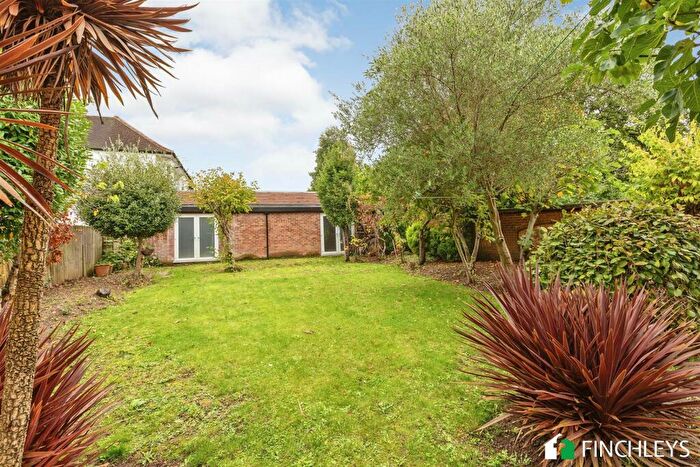5 Bedroom Detached House For Sale In Chase Side, Southgate, N14