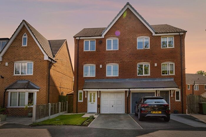 4 Bedroom Semi-detached House For Sale In Bittern Croft, Wakefield, West Yorkshire, WF4