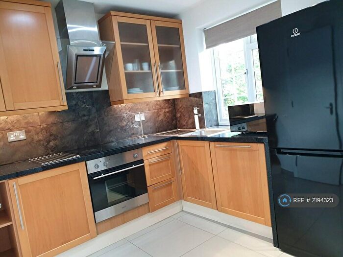 4 Bedroom Flat To Rent In Beechcroft Avenue, London, NW11