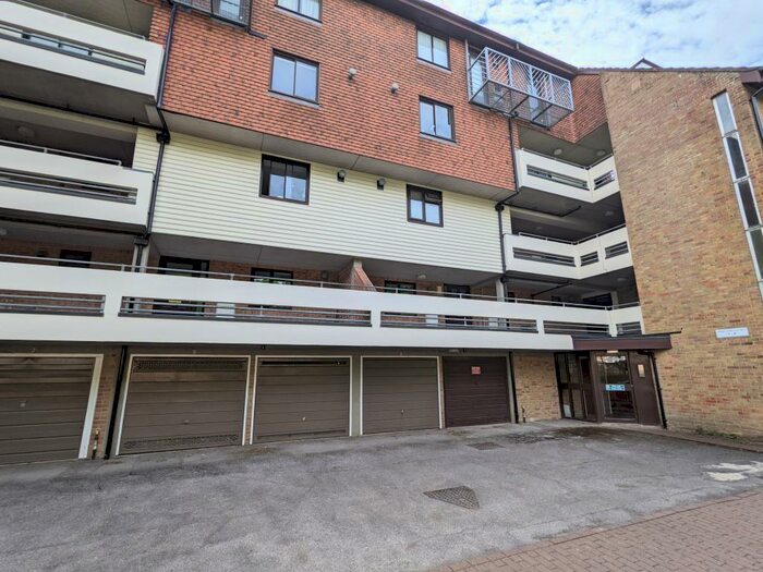 2 Bedroom Apartment To Rent In Kingsway Gardens, Andover, SP10