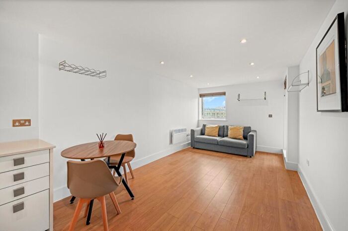 1 Bedroom Flat For Sale In Angel Wharf, Shepherdess Walk, N1