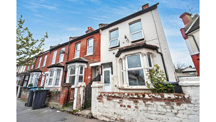 3 Bedroom End Of Terrace House For Sale In Penshurst Road, Thornton Heath, Greater London, CR7