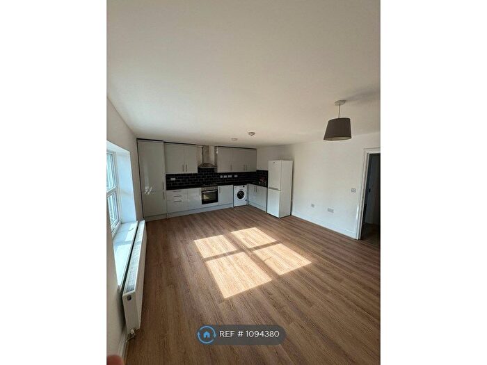 2 Bedroom Flat To Rent In Burnt Ash Hill, London, SE12