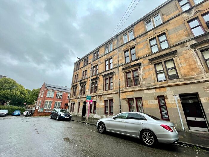 3 Bedroom Flat To Rent In Muirpark Street, Glasgow, G11