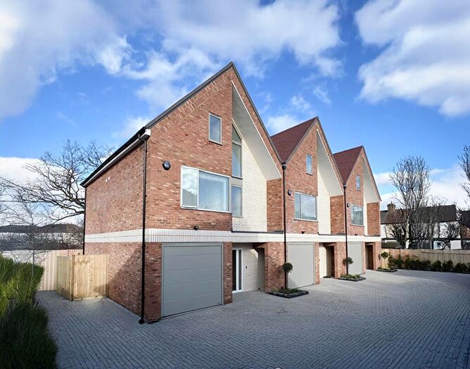 4 Bedroom Terraced House To Rent In Woodfield Gardens, New Malden, KT3