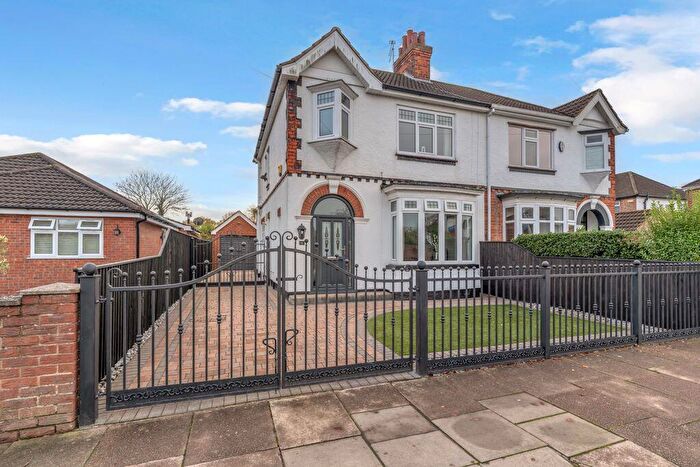 3 Bedroom Semi Detached House For Sale In Lansdowne Avenue, Grimsby, DN32