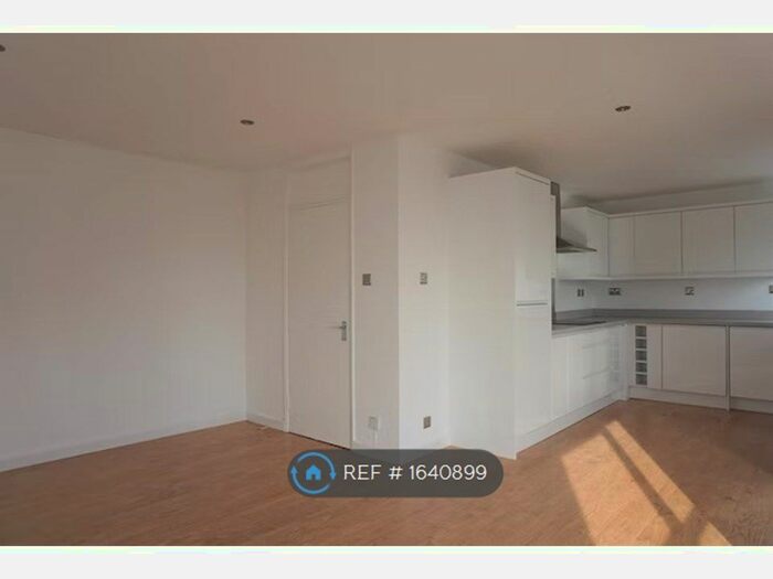 2 Bedroom Flat To Rent In Bath Road, Reading, RG30