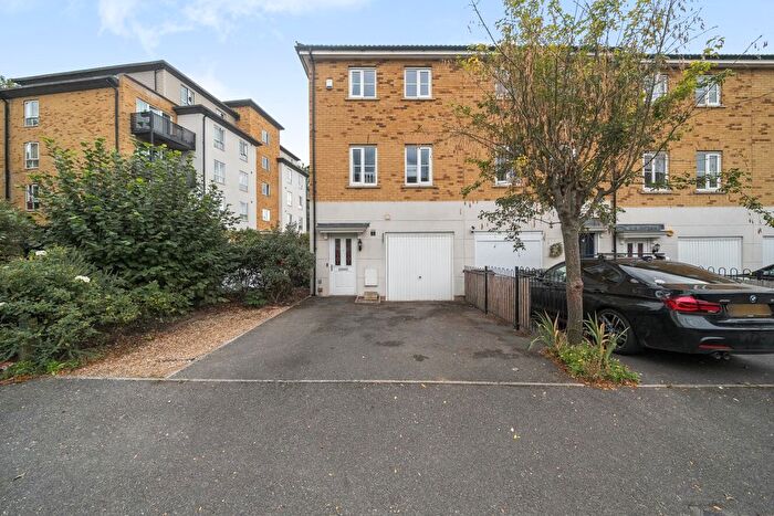 4 Bedroom End Of Terrace House For Sale In Headingley Drive, Beckenham, Kent, BR3