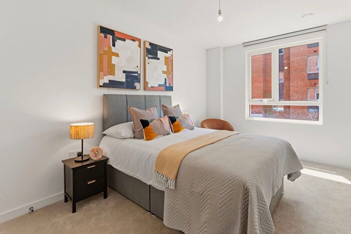 2 Bedroom Flat To Rent In Cloister Road, Acton, W3