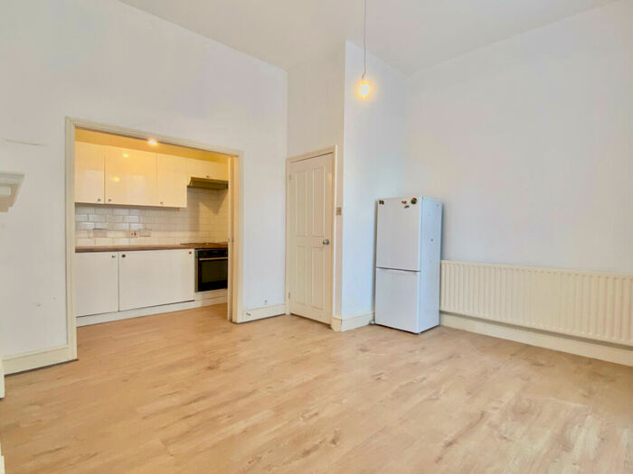 2 Bedroom Flat To Rent In B Penge Road, SE25