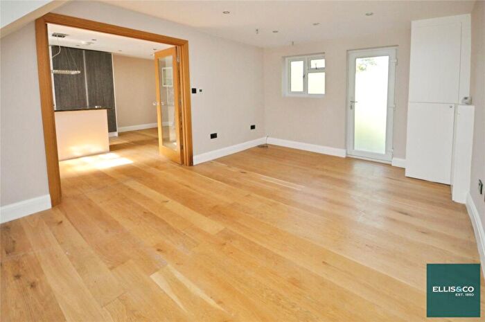 4 Bedroom House To Rent In Moat Crescent, Finchley, N3