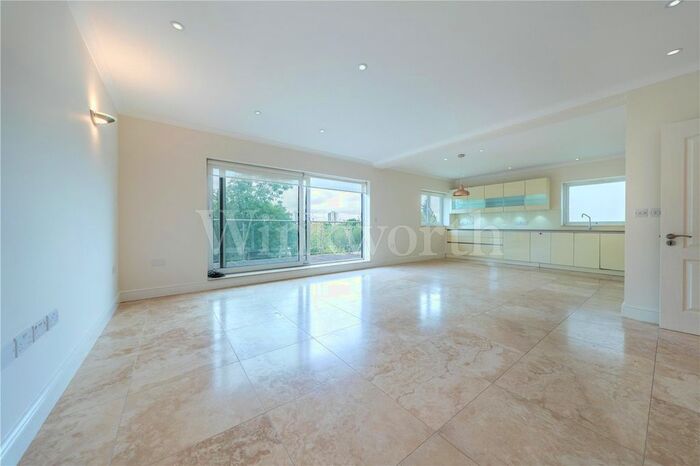 3 Bedroom Flat To Rent In The Vale, London, NW11