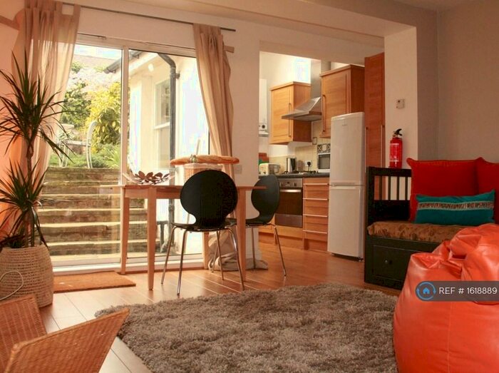 2 Bedroom Flat To Rent In Islington, London, N19