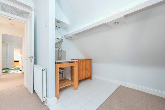 2 Bedroom Flat To Rent In Blenheim Gardens, London, NW2