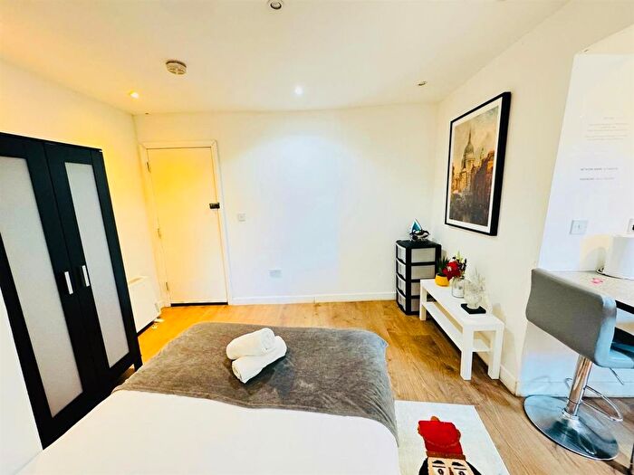 Studio To Rent In Commercial Road, London, E1