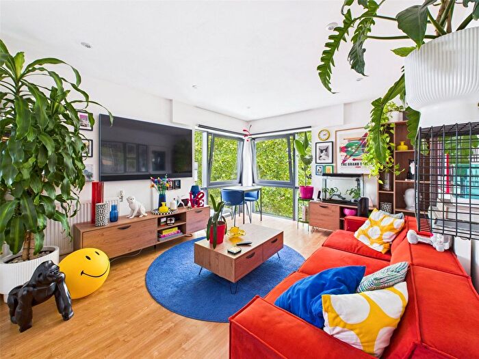 1 Bedroom Flat To Rent In Somerset Court, Teddington, TW11