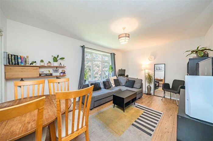 2 Bedroom Flat To Rent In Lowth Road, London, SE5