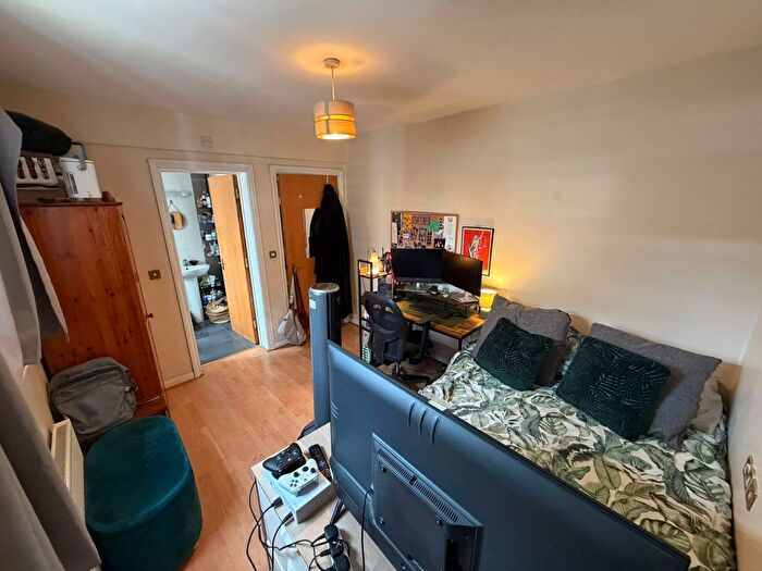 3 Bedroom Flat To Rent In Maltby Street, London, SE1