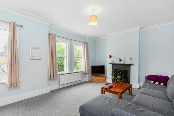 3 Bedroom Flat To Rent In Coverton Road, London, SW17