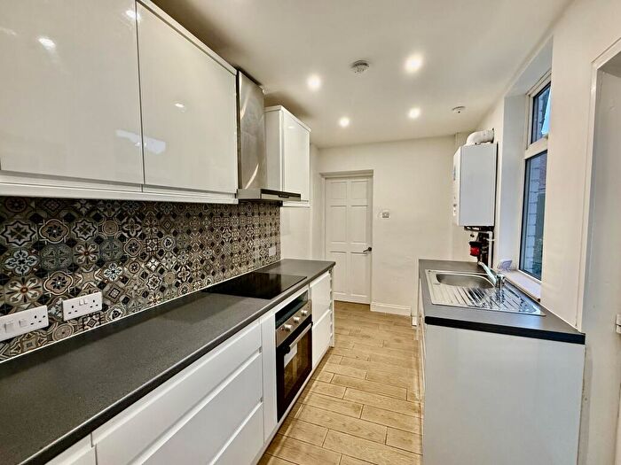 3 Bedroom House To Rent In Day Street, NG20