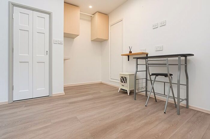 Studio To Rent In Green Lanes, Palmers Green/Wood Green, N13