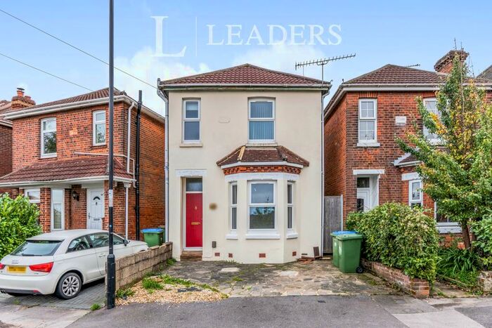 3 Bedroom Detached House To Rent In Hillside Avenue, Bitterne Park, Southampton, SO18