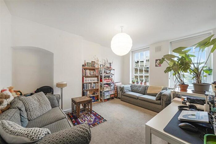 1 Bedroom Flat For Sale In Vicarage Crescent, SW11