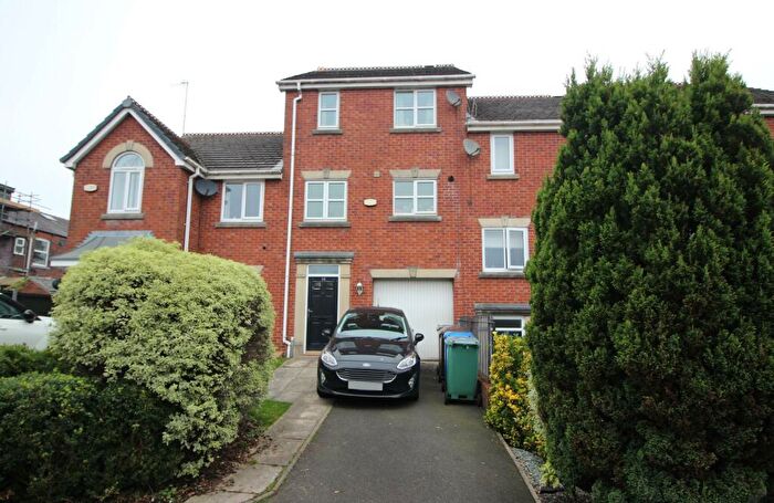 3 Bedroom Town House To Rent In Linden Crescent, Bury, BL8