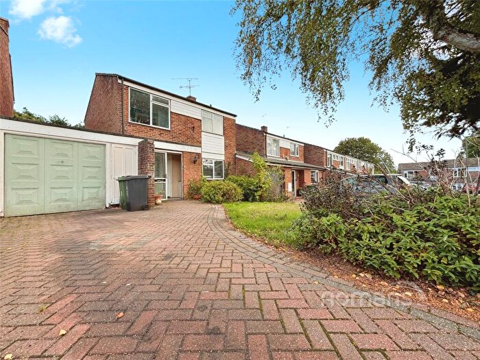 3 Bedroom Link Detached House For Sale In Holly Hedge Close, Frimley, Camberley, GU16