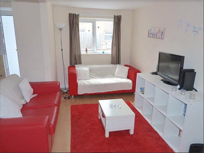 3 Bedroom Flat To Rent In Albany Road, Cardiff, CF24