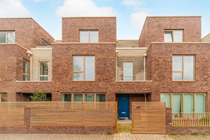 3 Bedroom Semi-Detached House For Sale In Marston Way, London, SE19