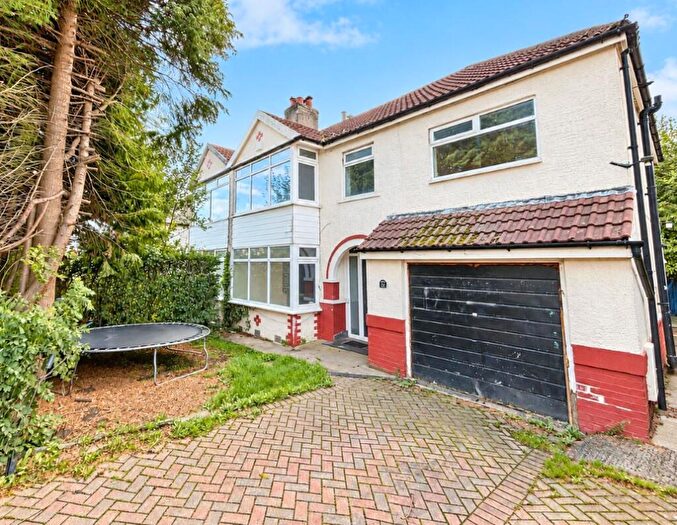 5 Bedroom Semi Detached House For Sale In Duchy Drive, Bradford, BD9