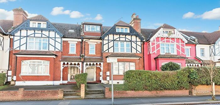 3 Bedroom Flat To Rent In Grosvenor Gardens, London, NW2