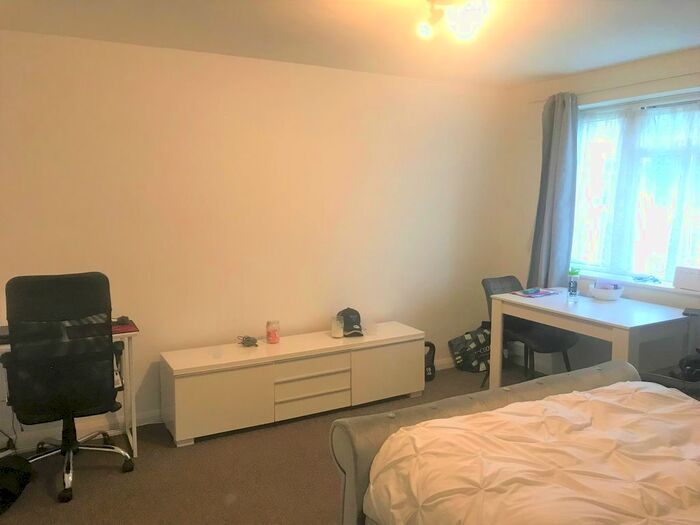Studio To Rent In Adrossan Gardens, Worcester Park, KT4