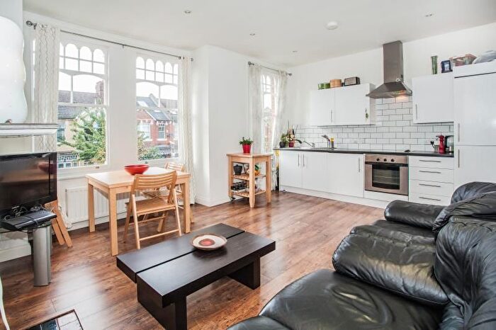 2 Bedroom Maisonette To Rent In Oaklands Grove, Shepherds Bush, W12