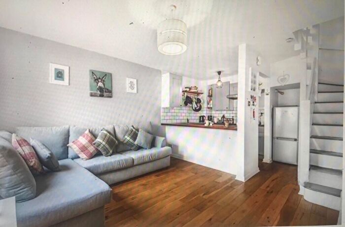 1 Bedroom Flat To Rent In Rotherwood Close, London, SW20