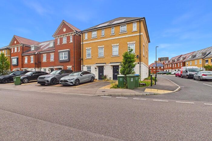 4 Bedroom Semi Detached House For Sale In Richmer Road, Erith, DA8