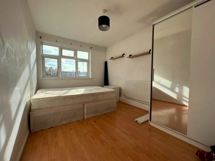 3 Bedroom Flat To Rent In Florida Street, London, E2