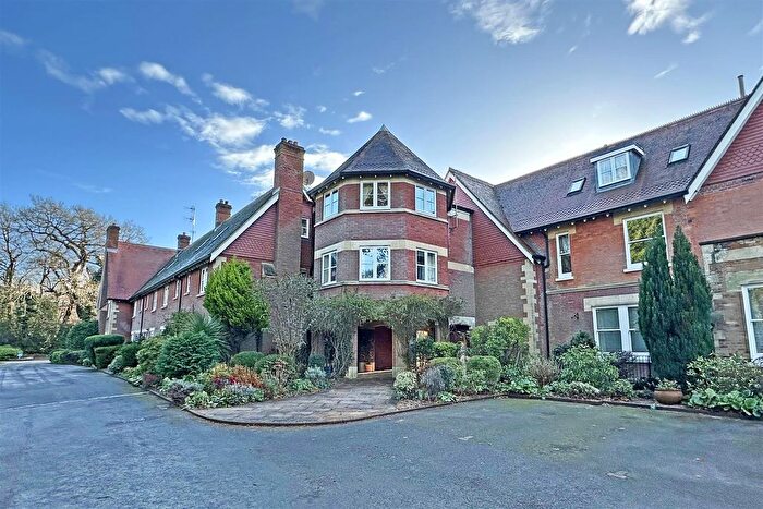2 Bedroom Flat For Sale In Holmesdale Park, Coopers Hill Road, Nutfield, RH1
