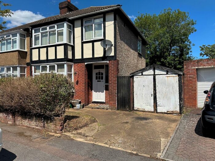 3 Bedroom Semi-Detached House To Rent In Mountfield Road, Luton, LU2