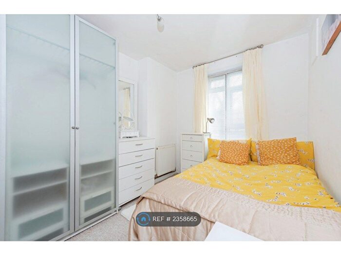 2 Bedroom Flat To Rent In Durban House, London, W12